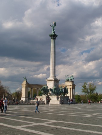 Piazza Degli Eroi